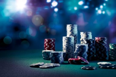 Live Sic Bo Dadu table with three dice and dealer